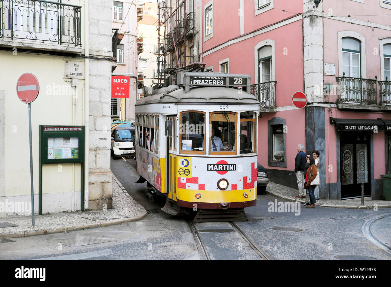 Frente 28 de tranvía de Prazeres en Rua de São Bento street en el distrito Bairro Alto de Lisboa Portugal Europa UE KATHY DEWITT Foto de stock