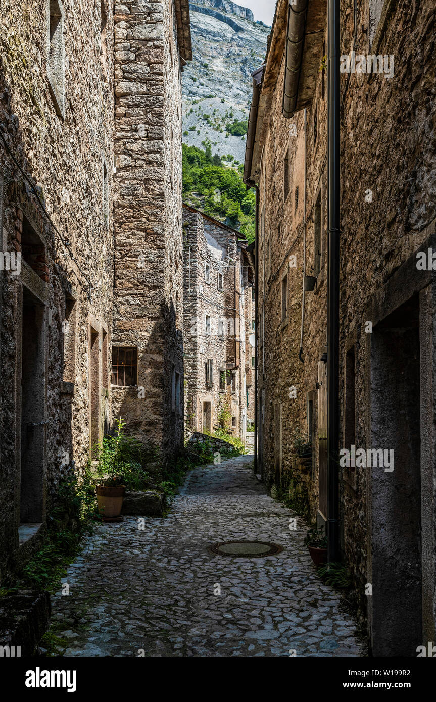 Italia Friuli - Valcellina Casso pueblo casi totalmente deshabitada por el desastre Vajont Foto de stock
