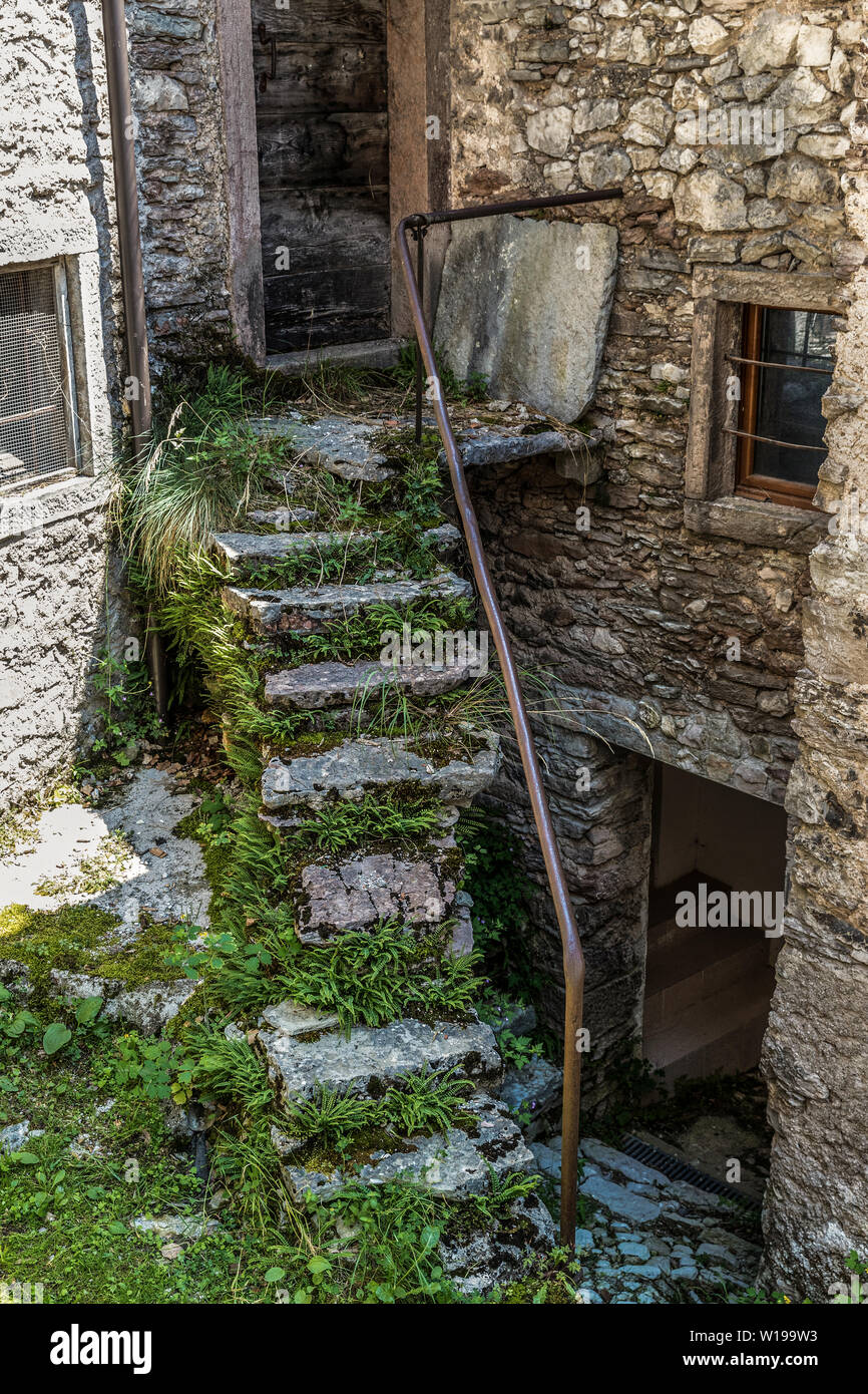 Italia Friuli - Valcellina Casso pueblo casi totalmente deshabitada por el desastre Vajont Foto de stock