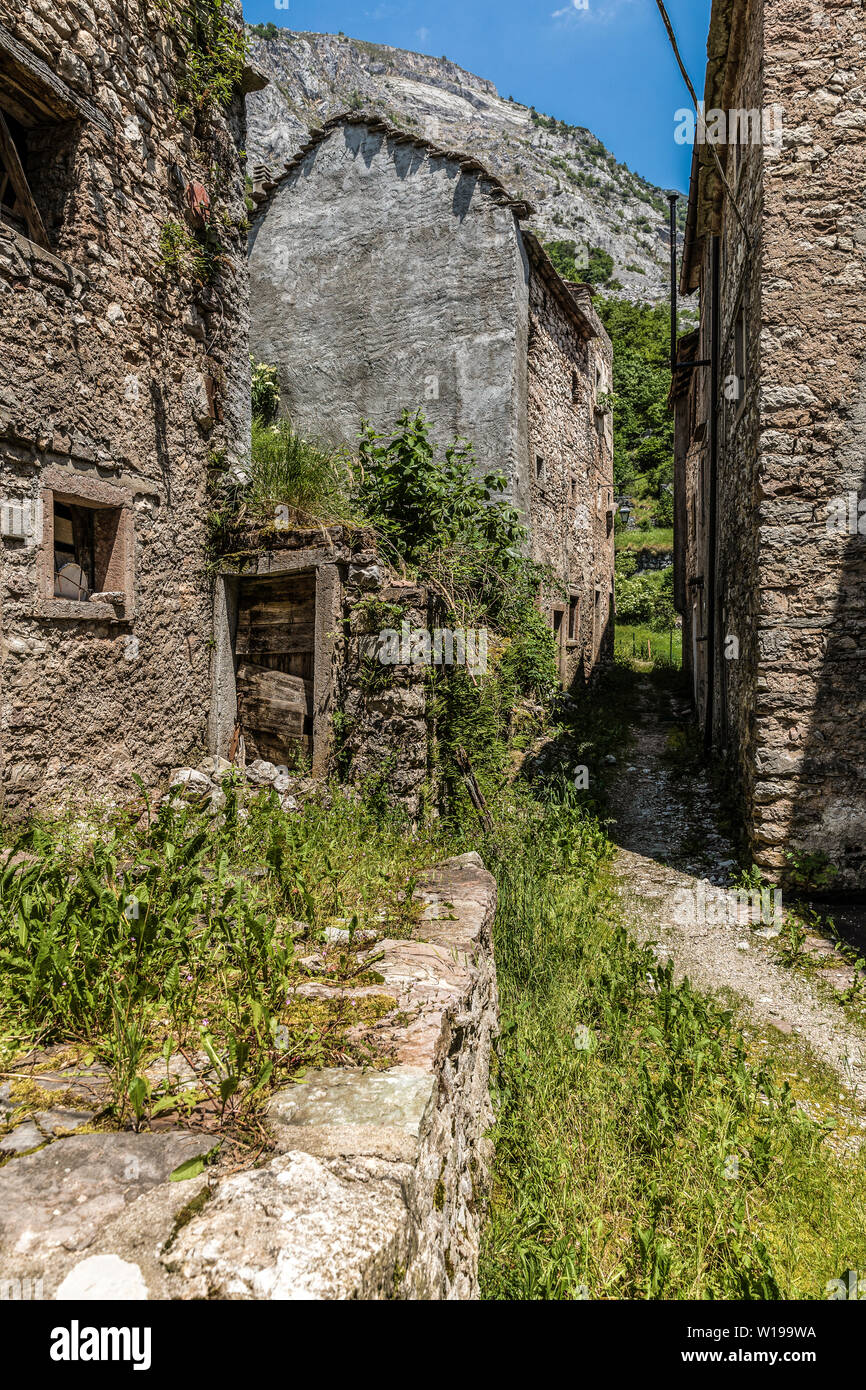 Italia Friuli - Valcellina Casso pueblo casi totalmente deshabitada por el desastre Vajont Foto de stock