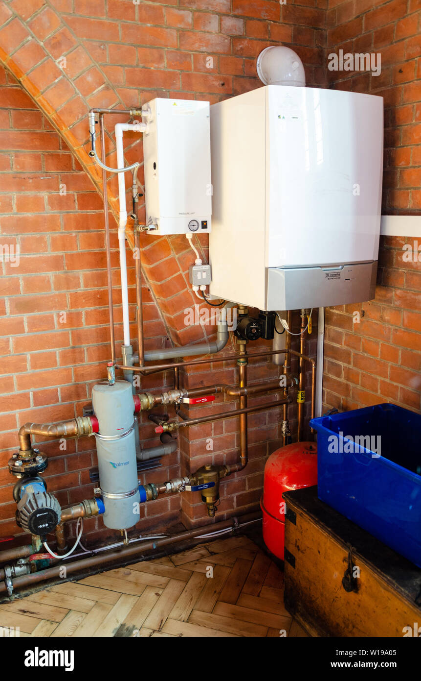 Una caldera de calefacción central de gas instalados en la esquina de una  habitación Fotografía de stock - Alamy