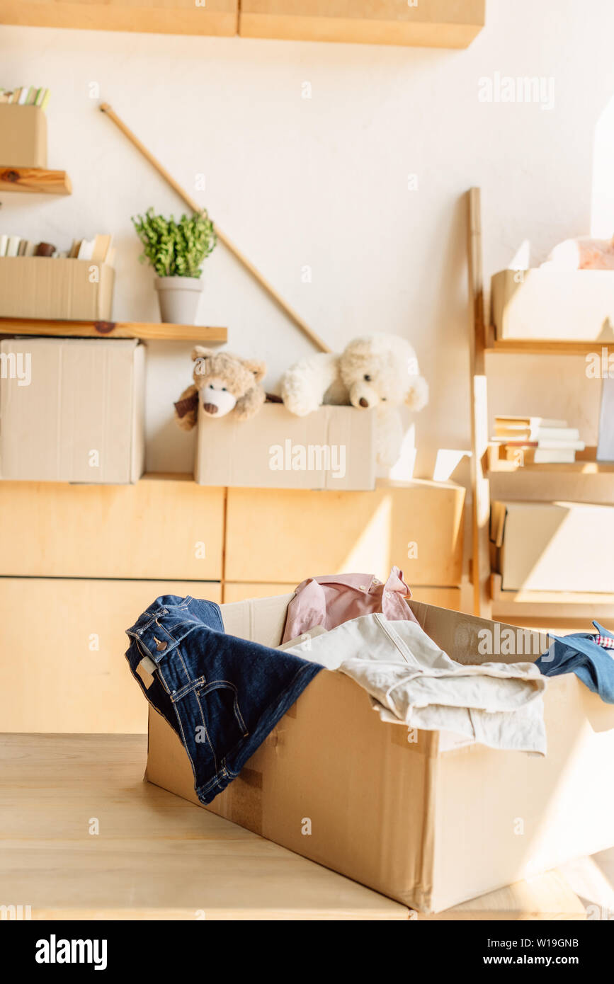 Los armarios de madera y cajas de cartón con ropa, libros y juguetes en el  centro de la caridad Fotografía de stock - Alamy
