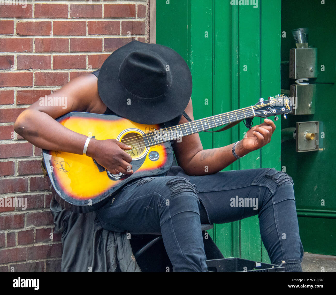 Macho americano africano guitarrista busking en Nashville, Tennessee, EE.UU.. Foto de stock