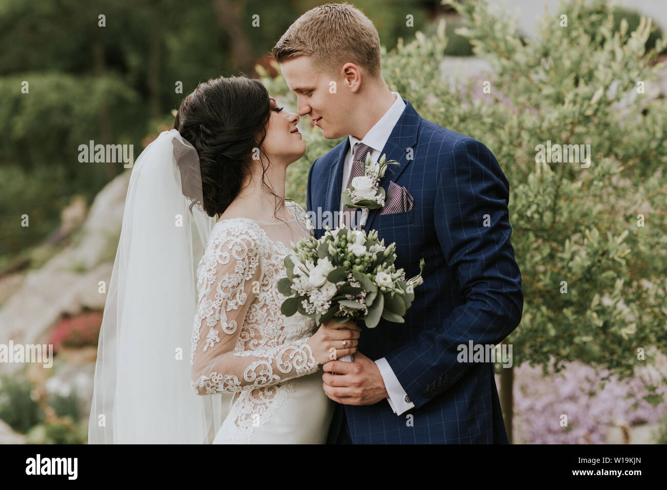 Pareja de recién casados fotografías e imágenes de alta resolución - Alamy