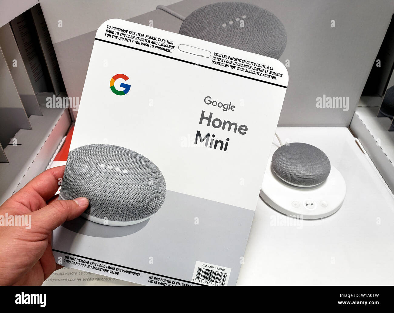 Google home mini fotografías e imágenes de alta resolución - Alamy