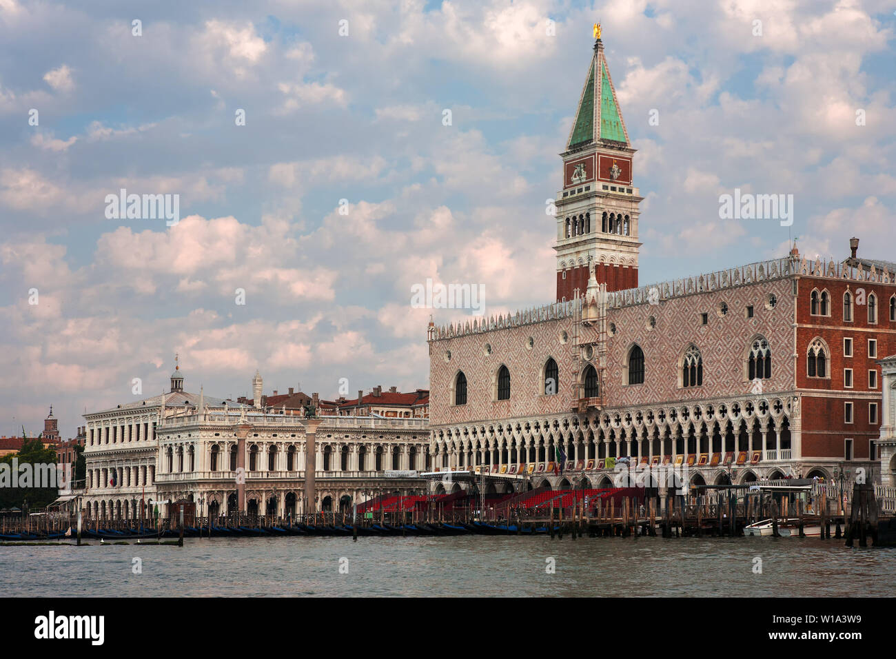 Acercándose a Venecia por mar desde el Bacino di San Marco, el Campanile di San Marco y el Palacio Ducal, Venecia, Italia Foto de stock