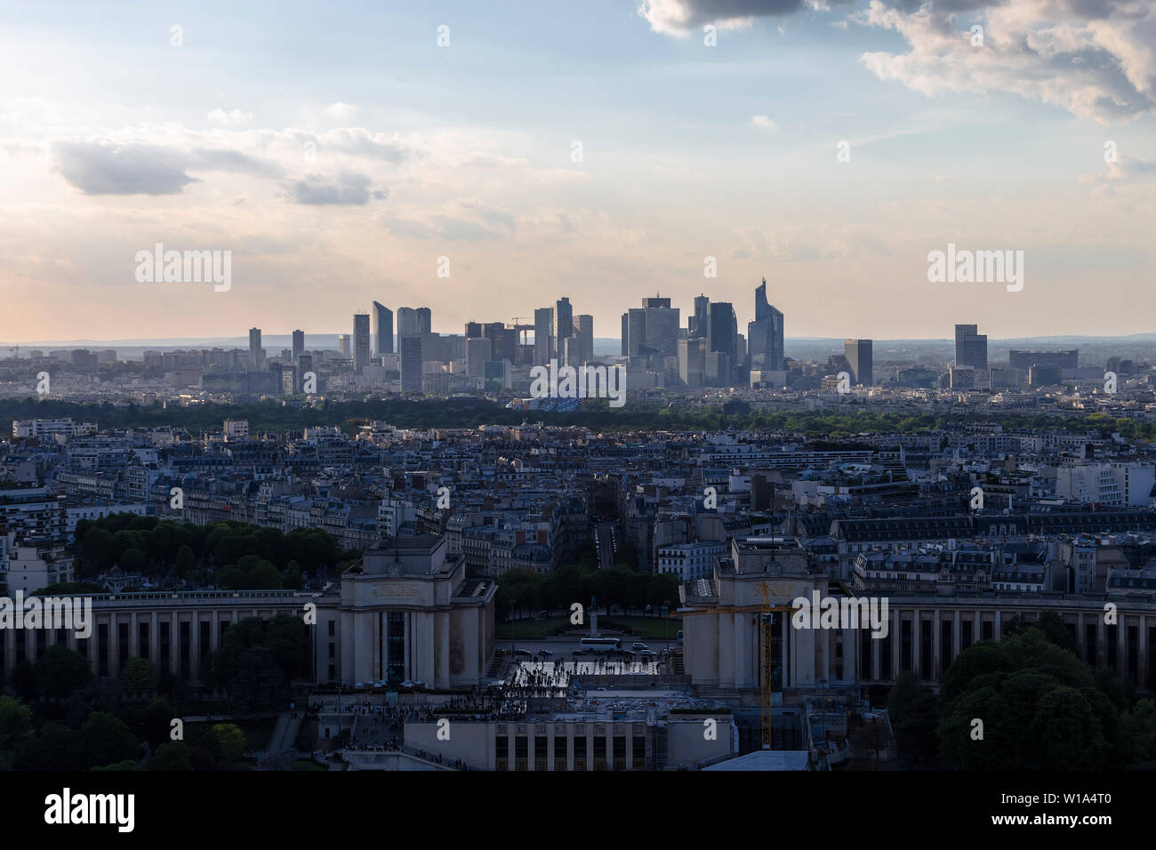 Ver en edificios de gran altura en el centro de París. Francia. Foto de stock