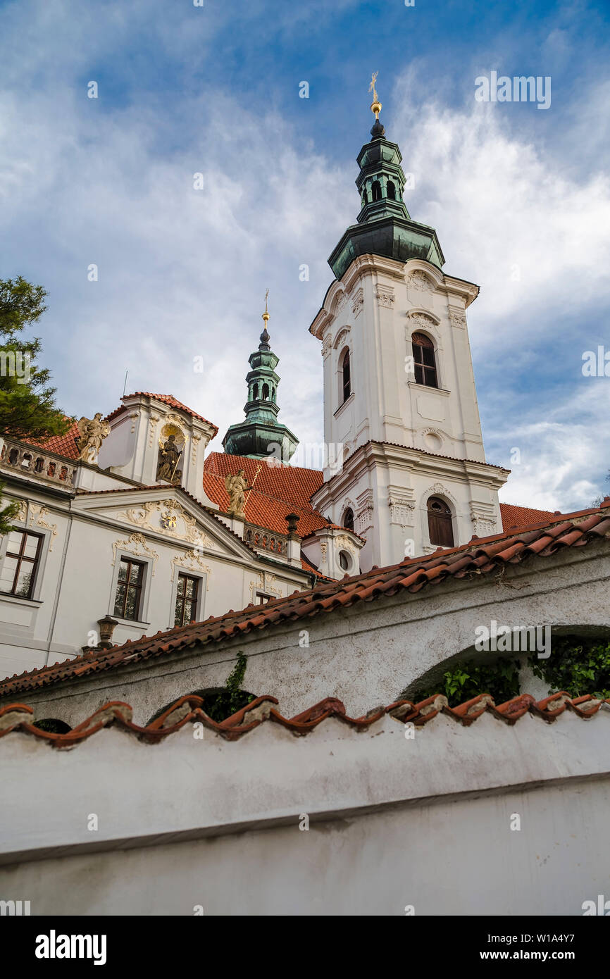 El Monasterio de Strahov es un premonstratense abadía fundada en 1143. Praga. República Checa Foto de stock