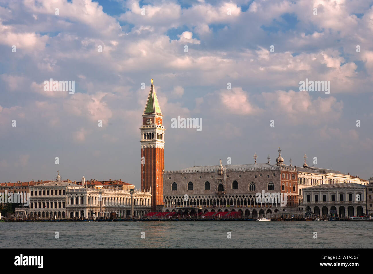 El enfoque clásico a Venecia por mar: el hotel Campanile di San Marco, Piazzetta di San Marco y el Palacio Ducal desde el Bacino di San Marco, Venecia Foto de stock