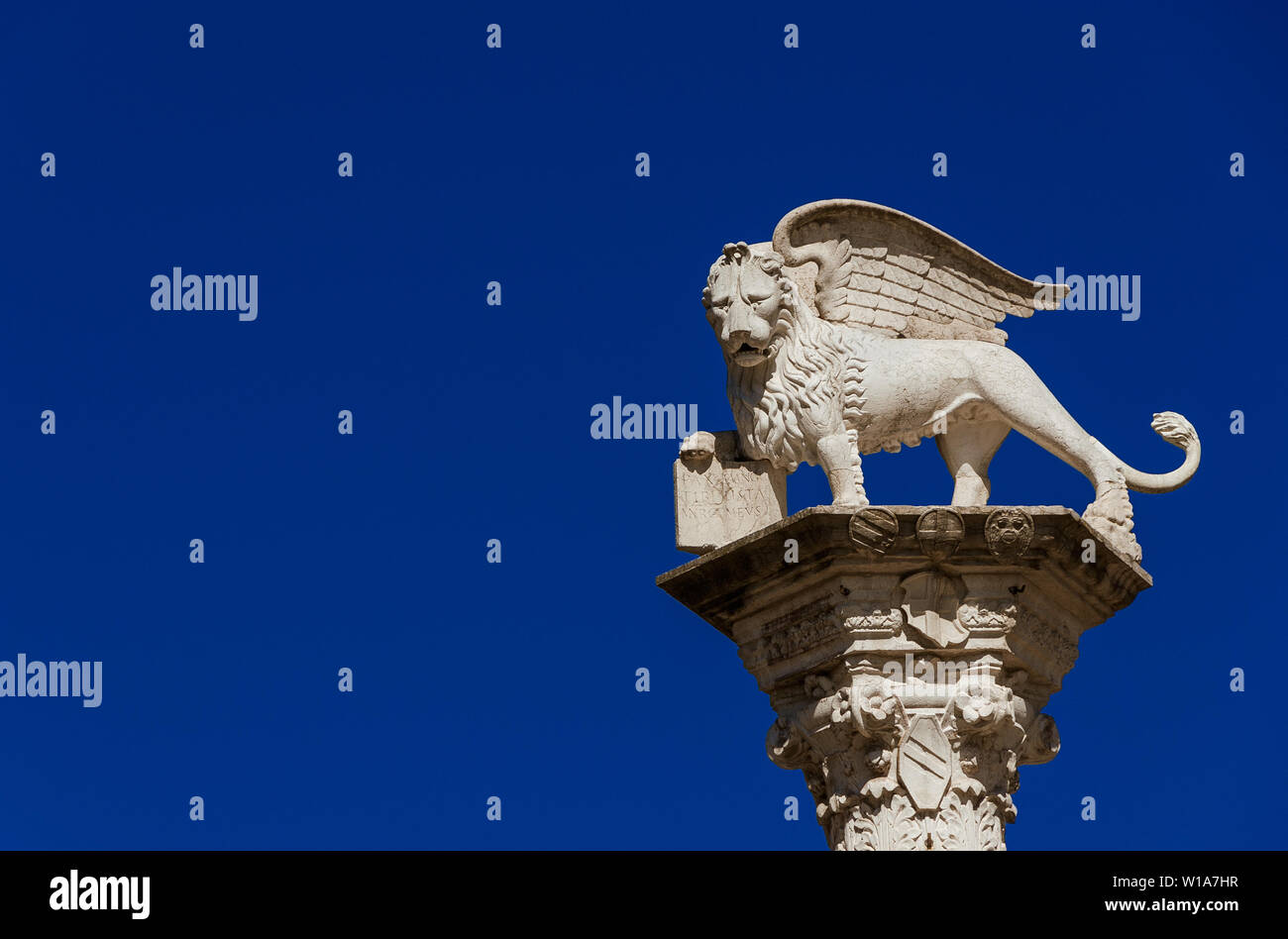 El león de San Marcos, símbolo de la antigua República de Venecia. Monumento erigido en 1473 en Vicenza plaza central (con copia espacio) Foto de stock