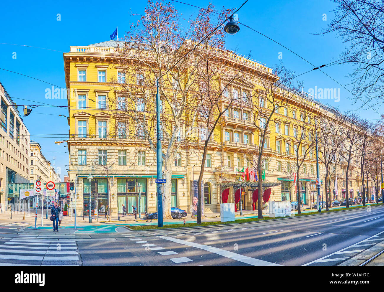 Viena, Austria - Febrero 18, 2019: El gran edificio del Hotel Bristol, uno de los más antiguos y los lujos de la ciudad, situado en Ringstrasse, en F Foto de stock