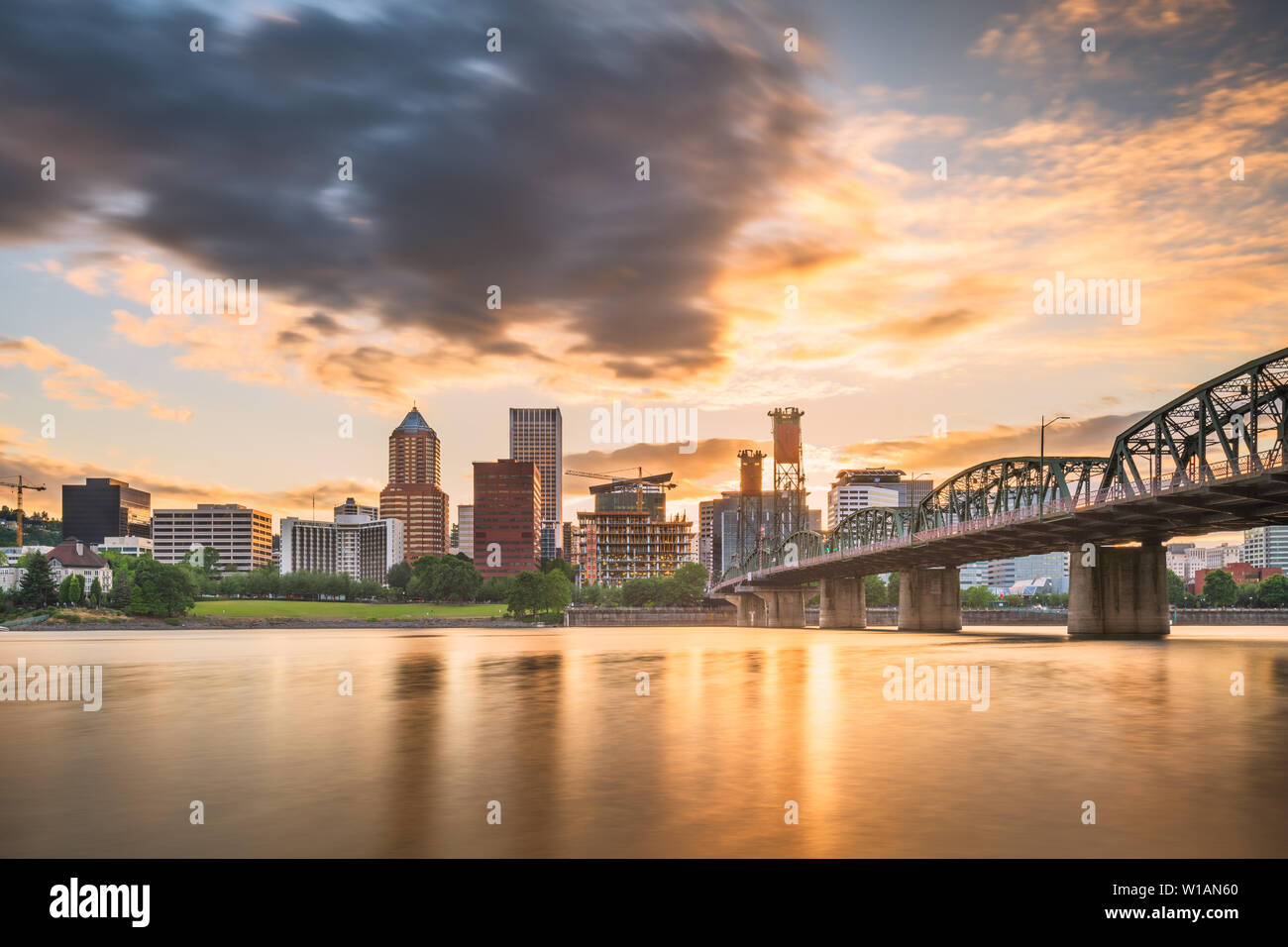 Portland, Oregon, USA skyline al atardecer sobre el río Willamette. Foto de stock