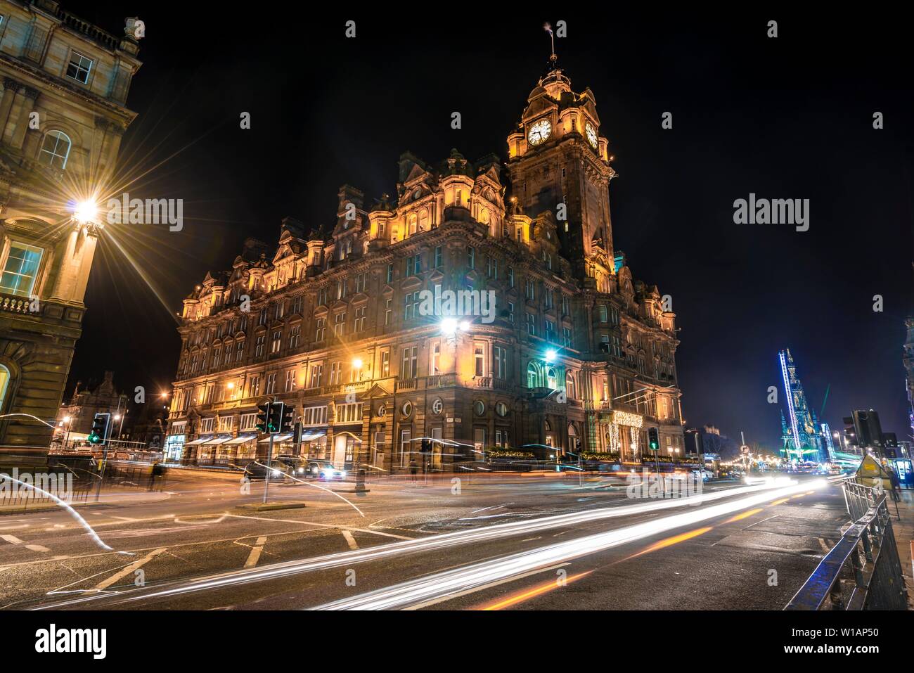 El Hotel Balmoral, el casco antiguo por la noche en Edimburgo, Escocia, Gran Bretaña Foto de stock