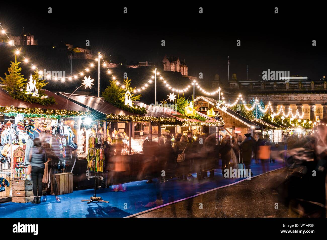 Mercado de Navidad en Edimburgo, Mercado de Navidad por la noche, Edimburgo, Escocia, Reino Unido Foto de stock