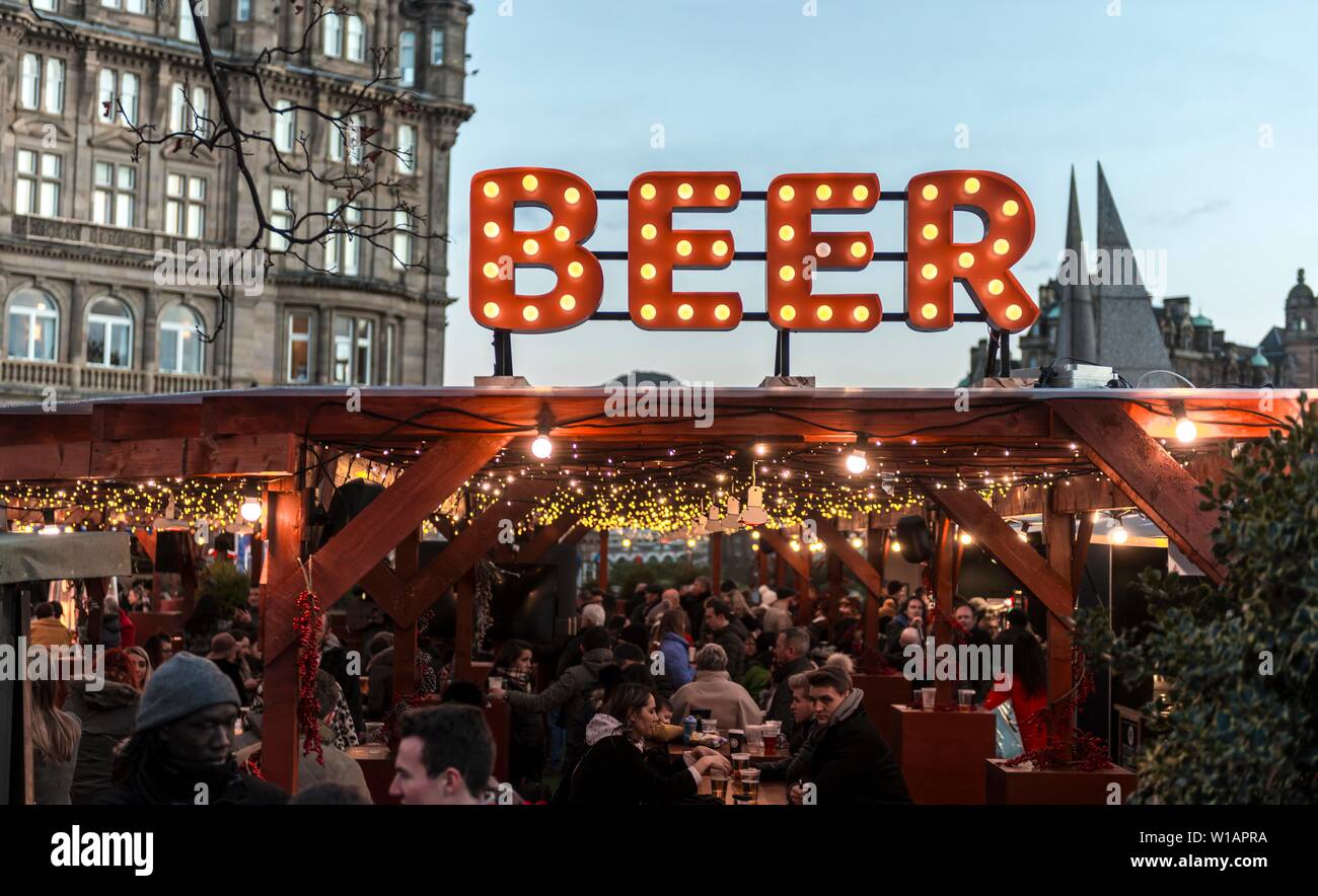 Bar de cerveza en el mercado de Navidad, ilumina la cerveza rotulación, Mercado de Navidad de Edimburgo, Edimburgo, Escocia, Gran Bretaña Foto de stock