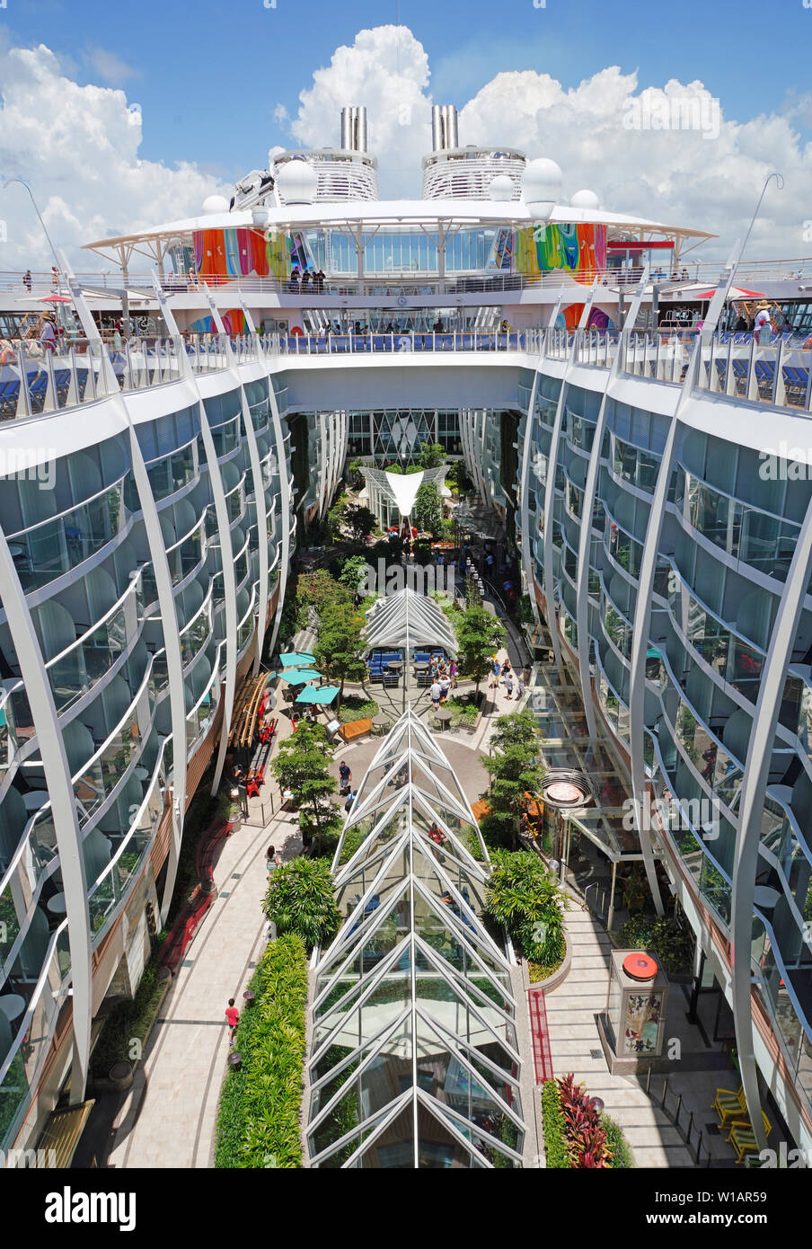 Symphony of the seas fotografías e imágenes de alta resolución - Alamy