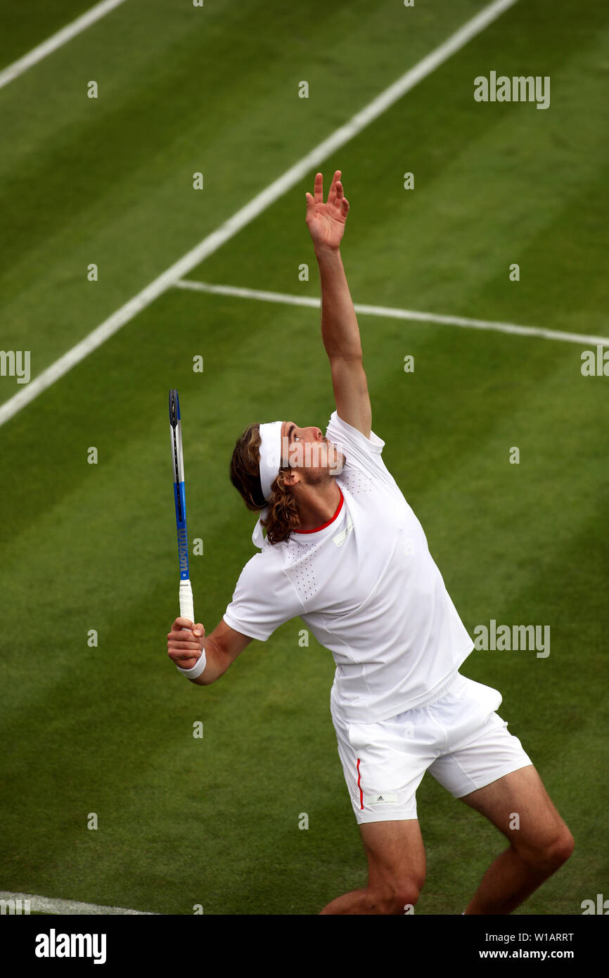 Wimbledon, el 1 de julio de 2019 - Stefanos Tsitsipas sirviendo de Grecia durante su primera ronda match contra Thomas Fabbiano de Italia en el día de la apertura, la acción en Wimbledon. Fabiano malestar Tsitsipas para avanzar a la segunda ronda. Foto de stock