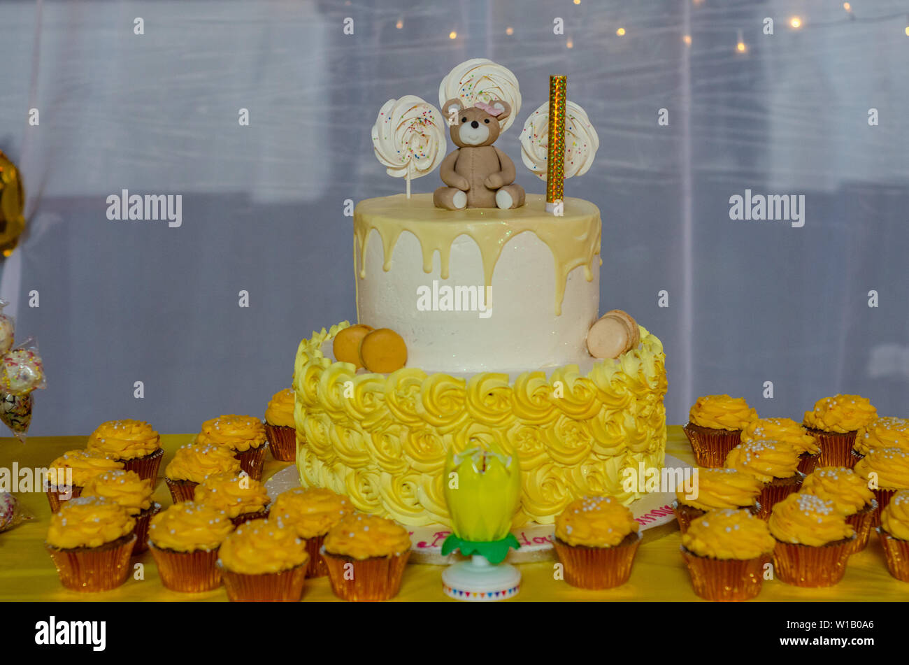 Pastel de cumpleaños de dos niveles fotografías e imágenes de alta  resolución - Alamy