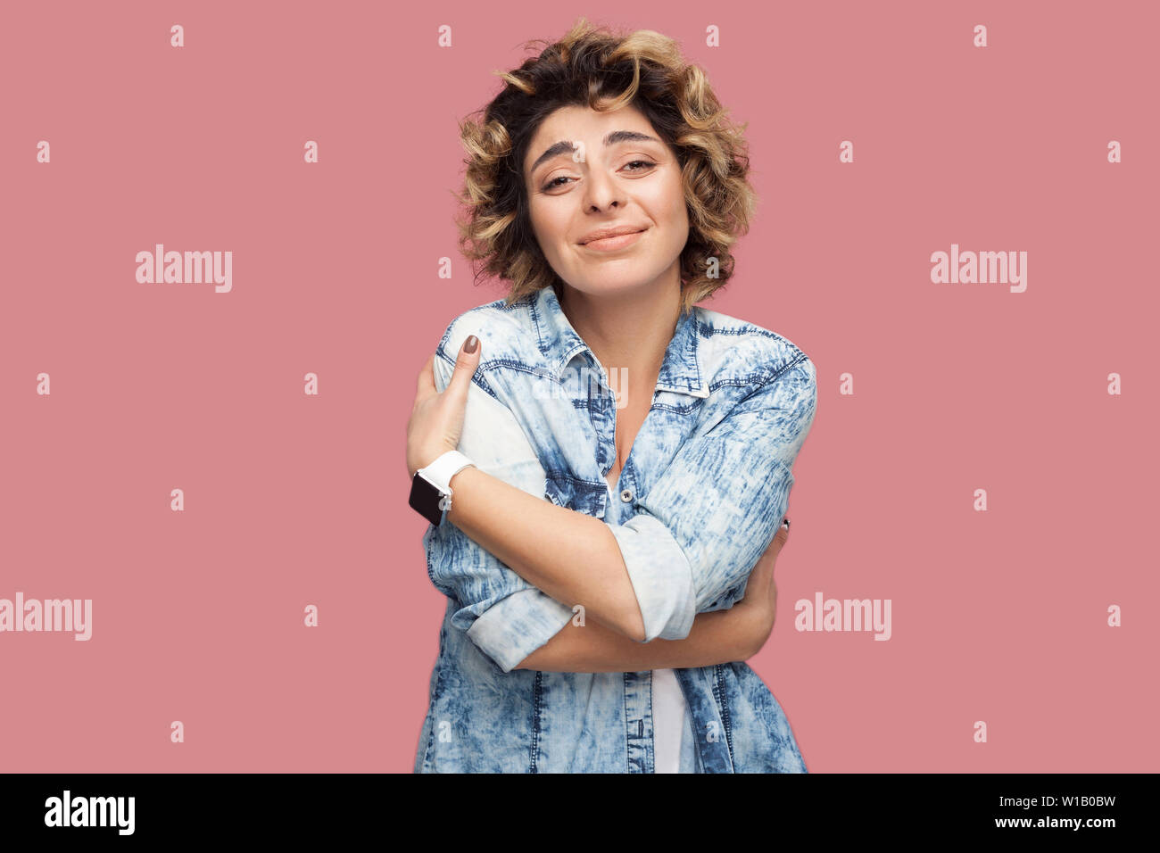 Me Encanta Mi Auto Retrato De Mujer Joven Satisfechos Con Rizado Peinado Casual Camisa Azul De Pie Mirando A La Camara Sonriendo Y Abrazando A Ella Misma Fotografia De Stock Alamy