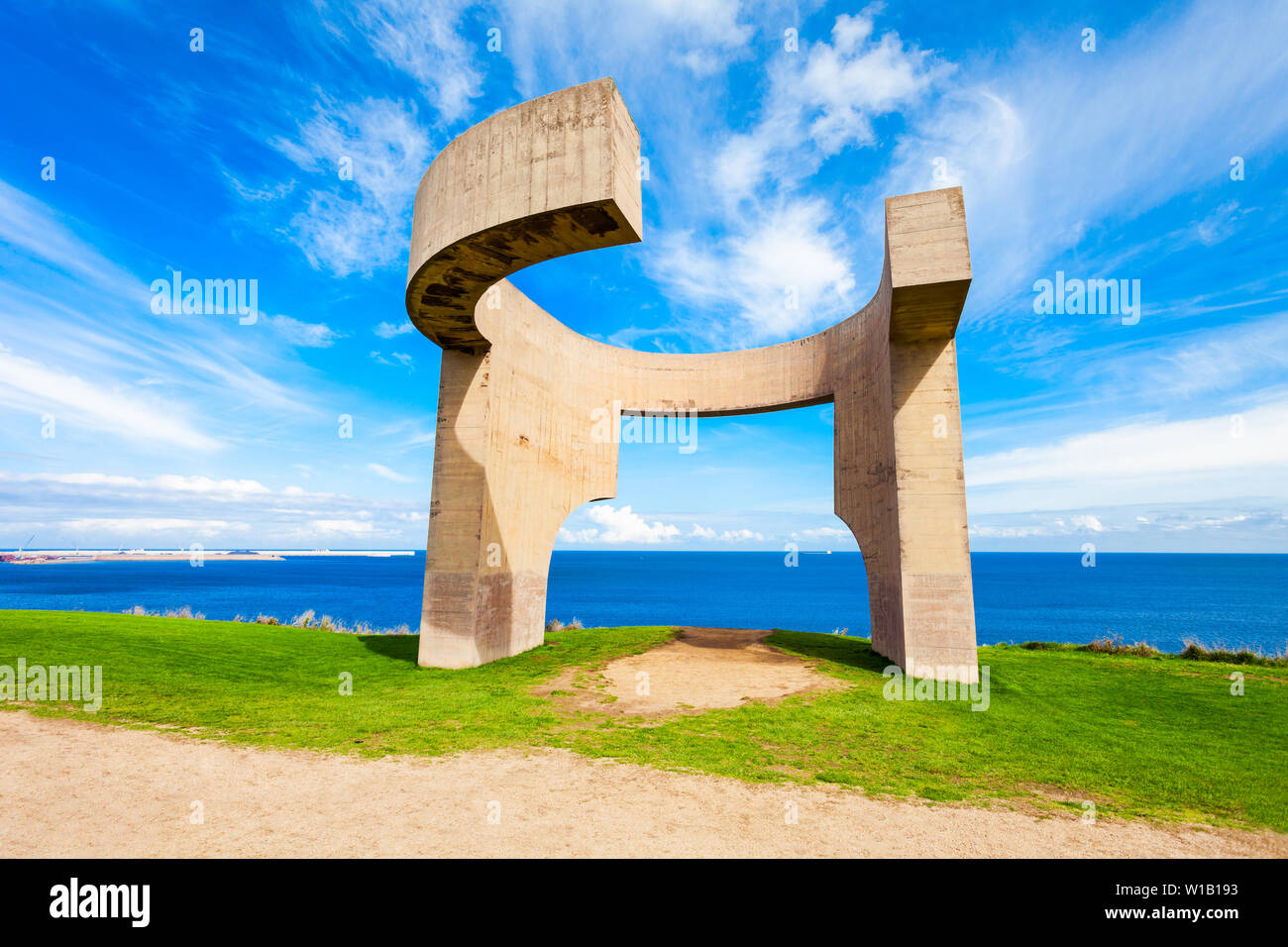 El Elogio del Horizonte o Elogio del Horizonte monumento es uno de los  símbolos más conocidos de Gijón en Asturias, España Fotografía de stock -  Alamy