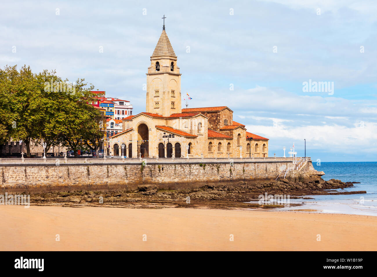 Iglesia de san pedro gijon fotografías e imágenes de alta resolución