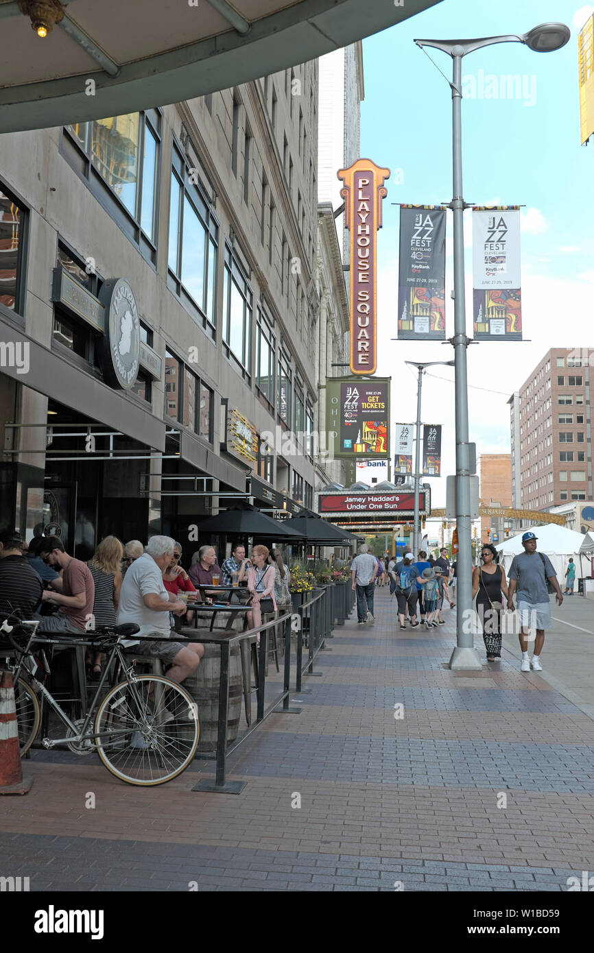 El Playhouse Theatre District a lo largo de Euclid Avenue en el centro de Cleveland, Ohio, Estados Unidos en el verano está lleno de opciones para comer al aire libre. Foto de stock