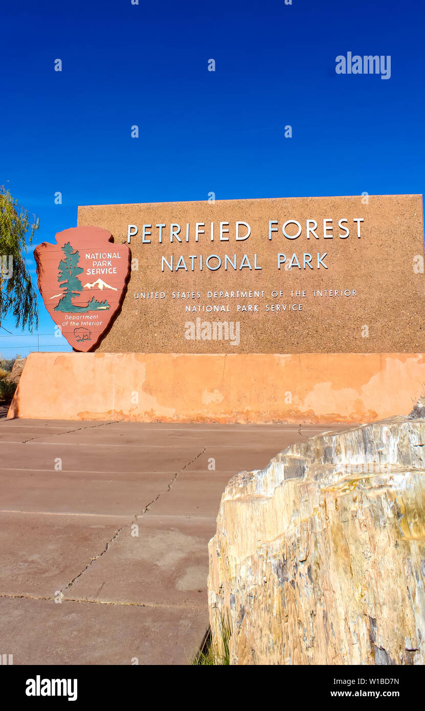 Parque Nacional del Bosque Petrificado firmar la Ruta 66 en Arizona Foto de stock