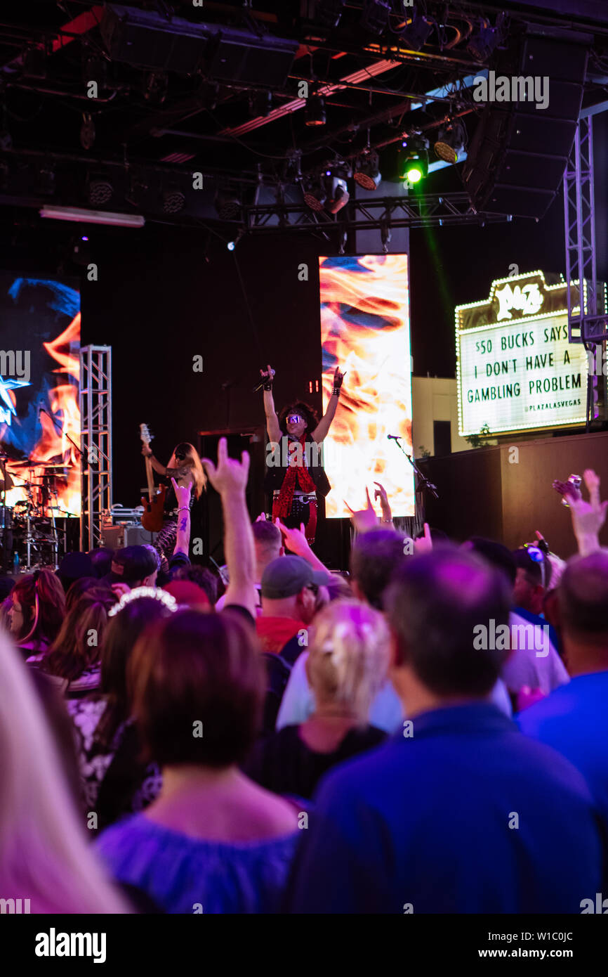 Spandex nación cubierta Hard Rock Band tocando en la calle Fremont experimentar en Las Vegas, Nevada, EE.UU. Foto de stock