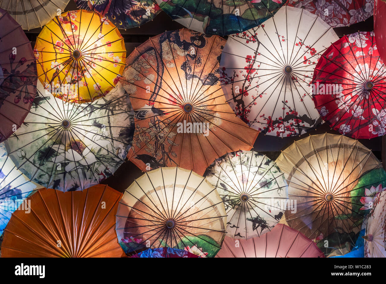 Sombrillas chinas fotografías e imágenes de alta resolución - Alamy