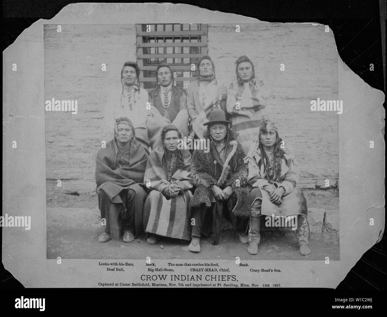 Los Jefes Indios Crow. Custer capturados en batalla, Montana, Nov7th y encarcelado en Ft. Snelling, Minn. 15 Nov 1887. [Crazy-Head, mira-con-su-oídos, Rock, The-Man-que-tiene-su-alimentos, banco, sordos, Bull Big-Hail-Piedra, y el hijo de Crazy-Head]. Foto de stock