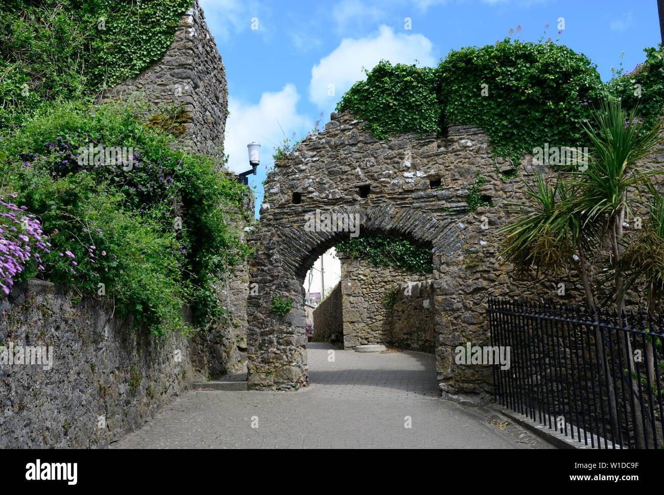 Muralla de la ciudad medieval) Tenby listado como grado 1, del sistema de defensa medieval Gales pembrokeshire Cymru UK Foto de stock