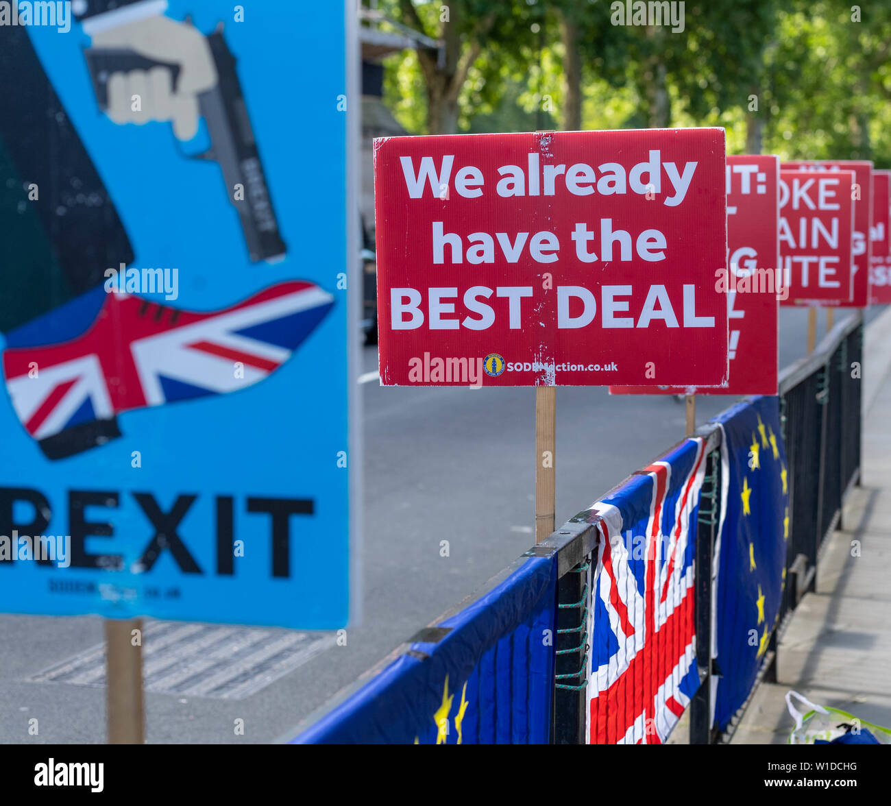 Londres, Reino Unido. El 2 de julio de 2019. Brexit pancartas de protesta fuera del Parlamento Ian Davidson Crédito/Alamy Live News Foto de stock