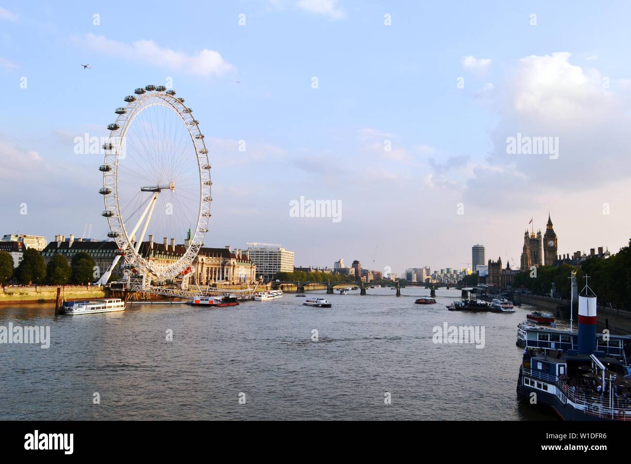 Londres/UK - Septiembre 7, 2014: Vista panorámica al río Támesis, el London Eye, Las Casas del Parlamento, el puente de Westminster, el Big Ben al atardecer. Foto de stock