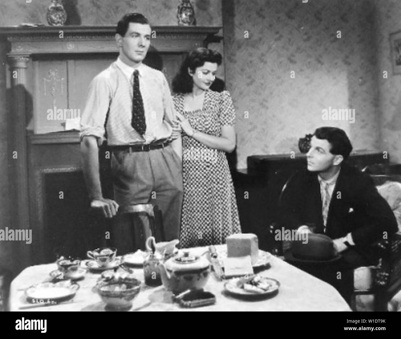 Las estrellas MIRAN HACIA ABAJO 1940 British Lion film con Michael Redgrave a izquierda y Margaret Lockwood Foto de stock