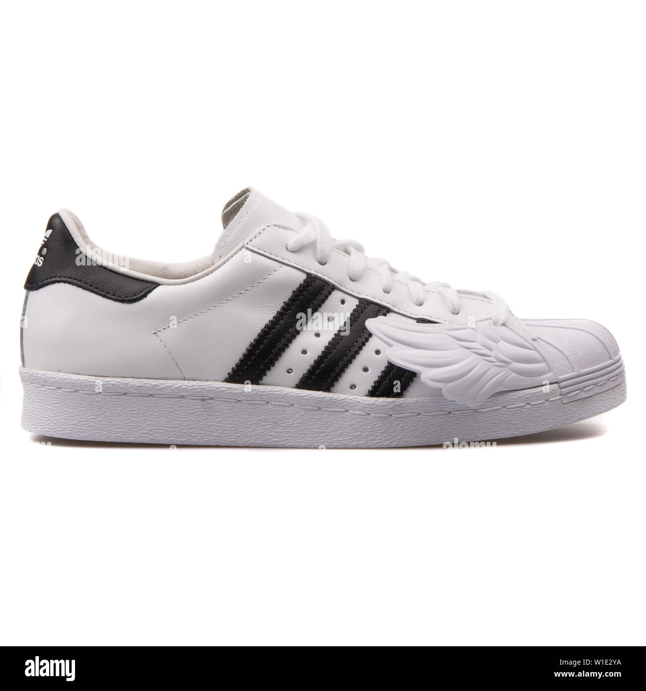 Viena, - Agosto 2017: Adidas Superstar JS Wings zapatillas blancas negras sobre fondo blanco Fotografía de stock - Alamy