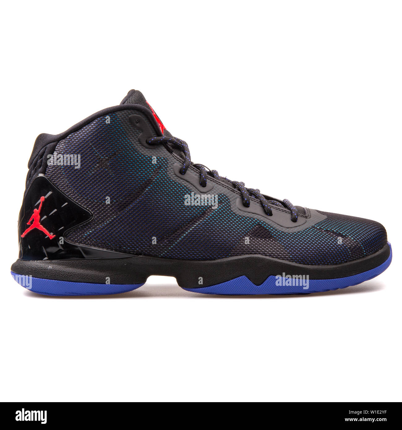 Zapatillas Jordan Rojas Negras Fotos e Imágenes de stock - Alamy