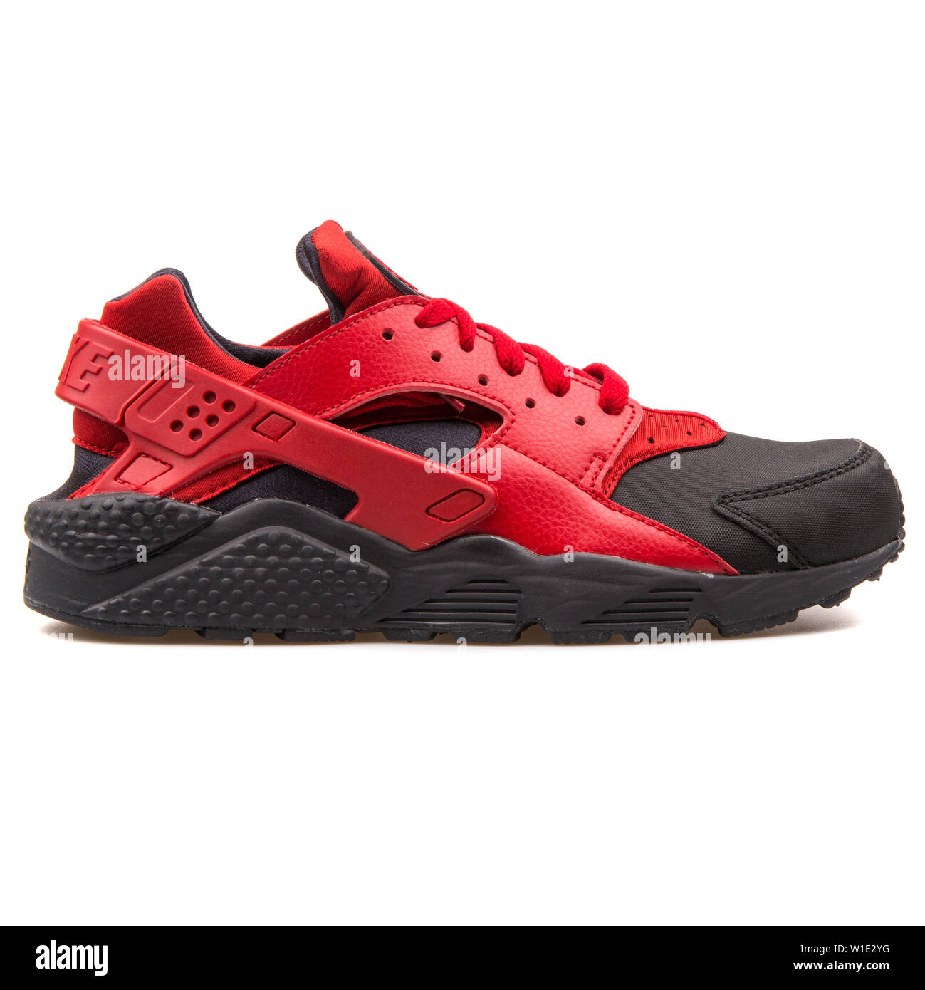 Viena, Austria - Agosto 25, 2017: Nike Air Huarache Ejecutar Premium  zapatillas rojas y negras sobre fondo blanco Fotografía de stock - Alamy