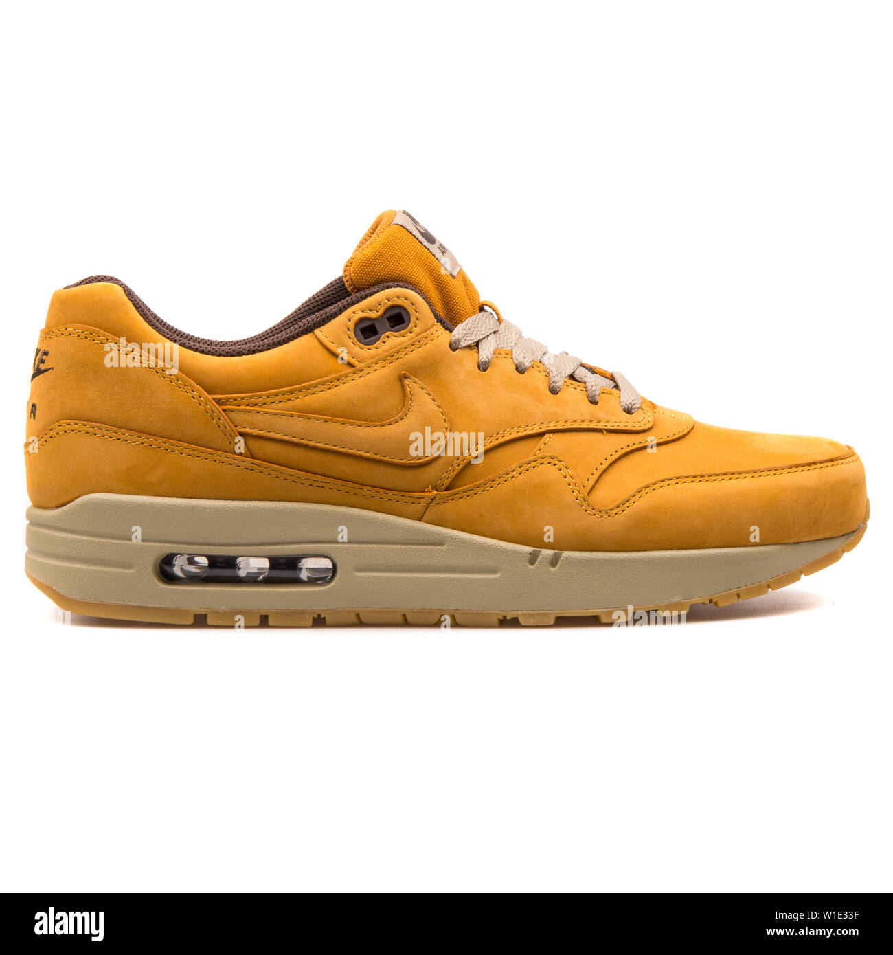 Viena, Austria - Agosto 25, 2017: Nike Air Max 1 Premium cuero zapatilla  marrón sobre fondo blanco Fotografía de stock - Alamy