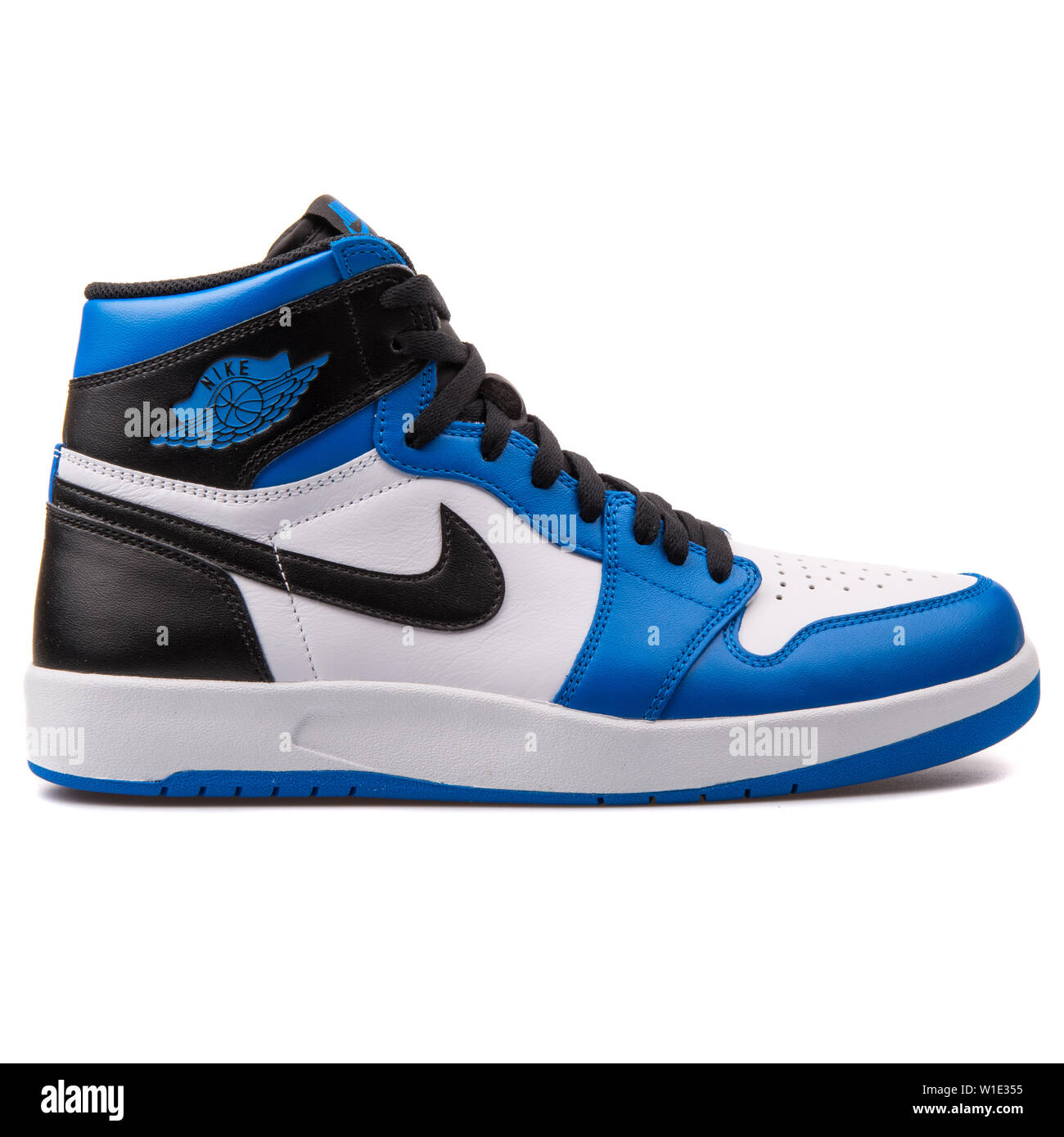 Viena, Austria - Agosto 25, 2017: Nike Air Jordan 1 Alto el retorno de azul,  blanco y negro sobre fondo blanco de zapatillas Fotografía de stock - Alamy