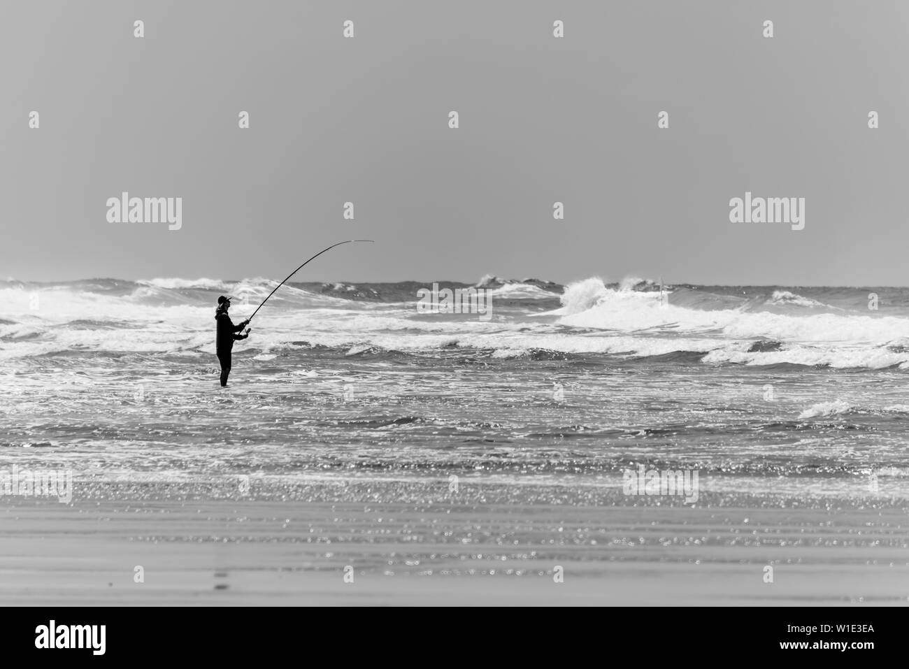 Pescadores en la playa de Le Porge Lacanau, cerca de la costa atlántica francesa Foto de stock