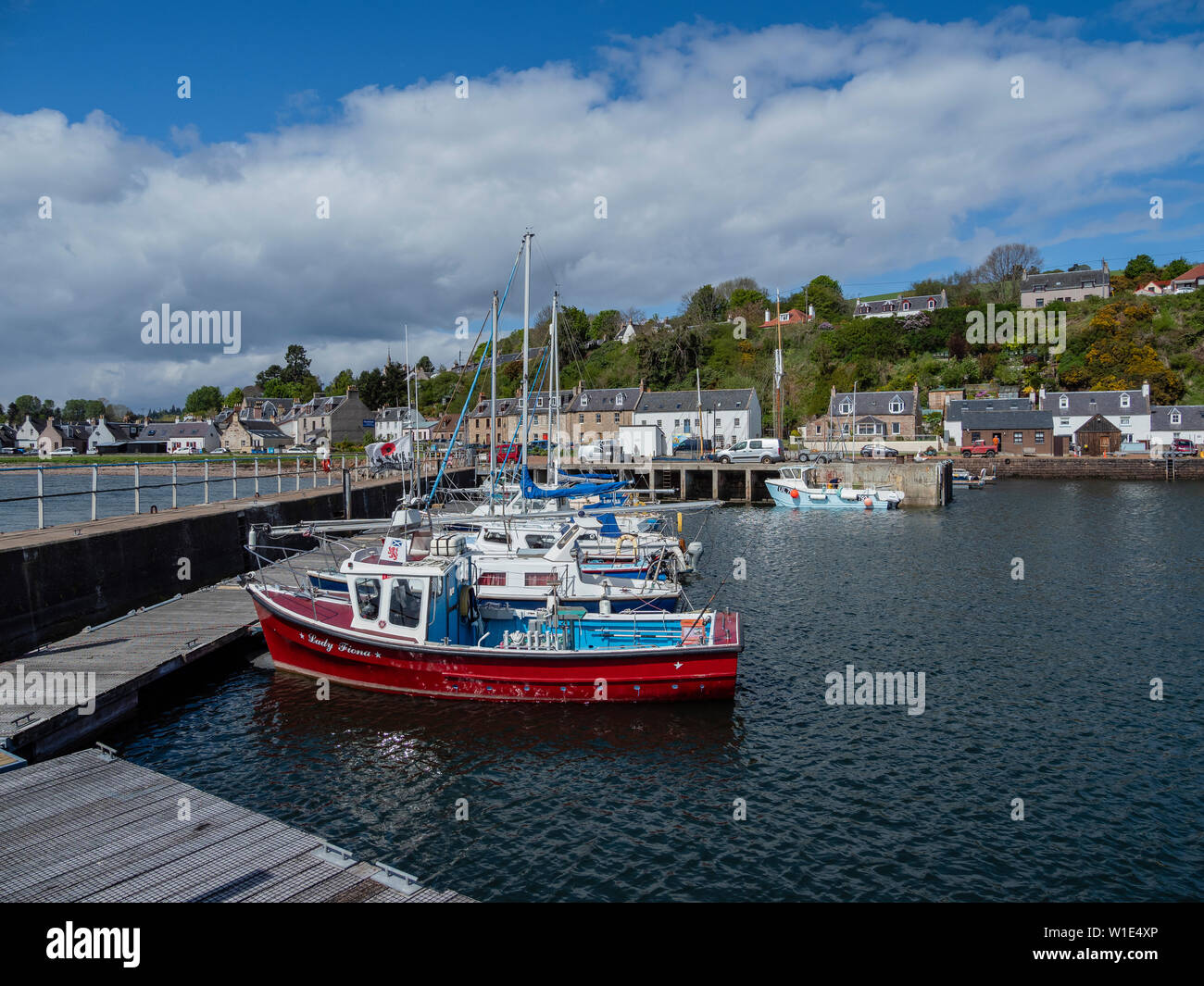 Barcos en sol de primavera en el puerto en Avoch Black Isle, en la región de tierras altas, Escocia Foto de stock