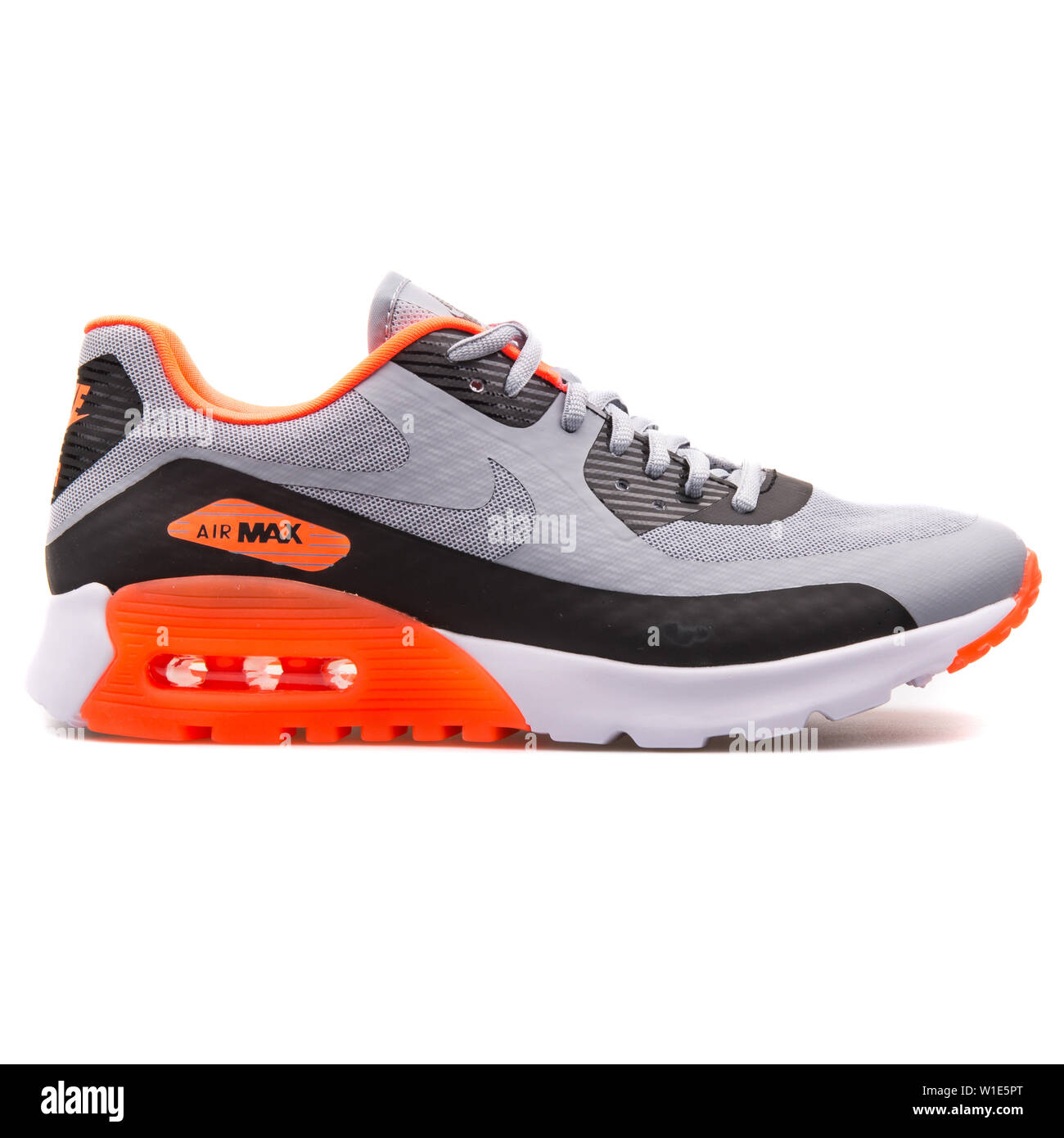 Viena, Austria - Agosto 25, 2017: Nike Air Max 90 Ultra BR gris, naranja y  negro Zapatilla sobre fondo blanco Fotografía de stock - Alamy