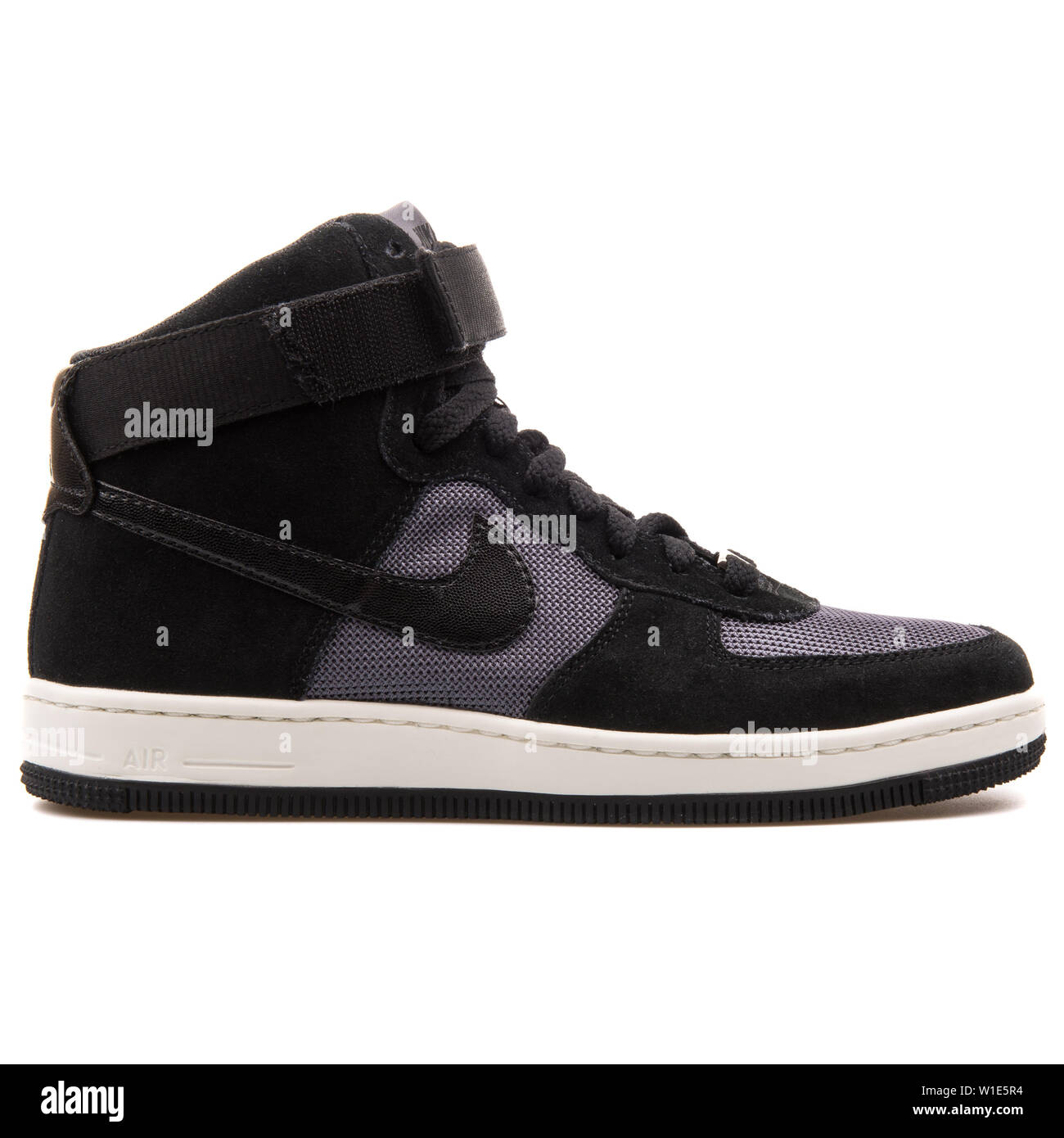 White Nike Air Force One Trainers Imágenes recortadas de stock - Alamy