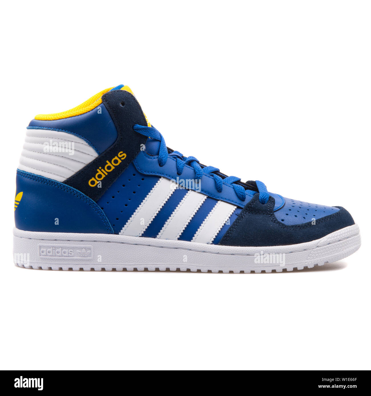 Adidas Pro Play 2 azul, blanco y amarillo, los deportes masculinos Sneakers  - B35364 Fotografía de stock - Alamy