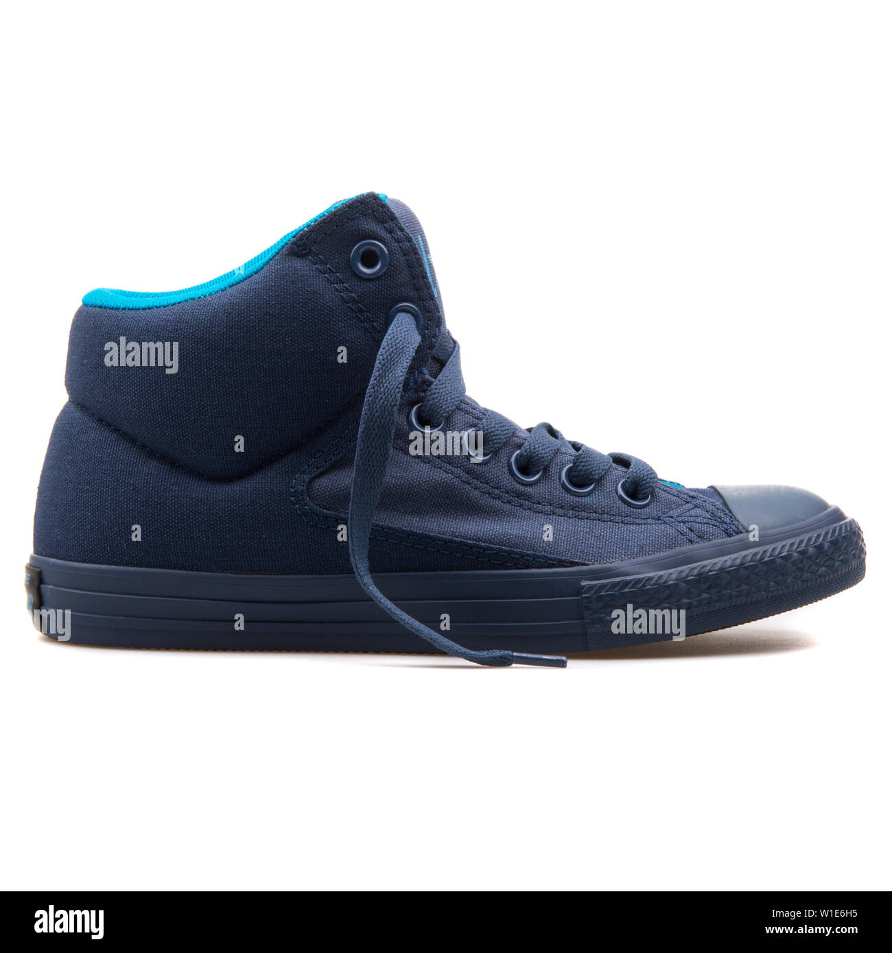 Zapatillas azules converse fotograf as e im genes de alta