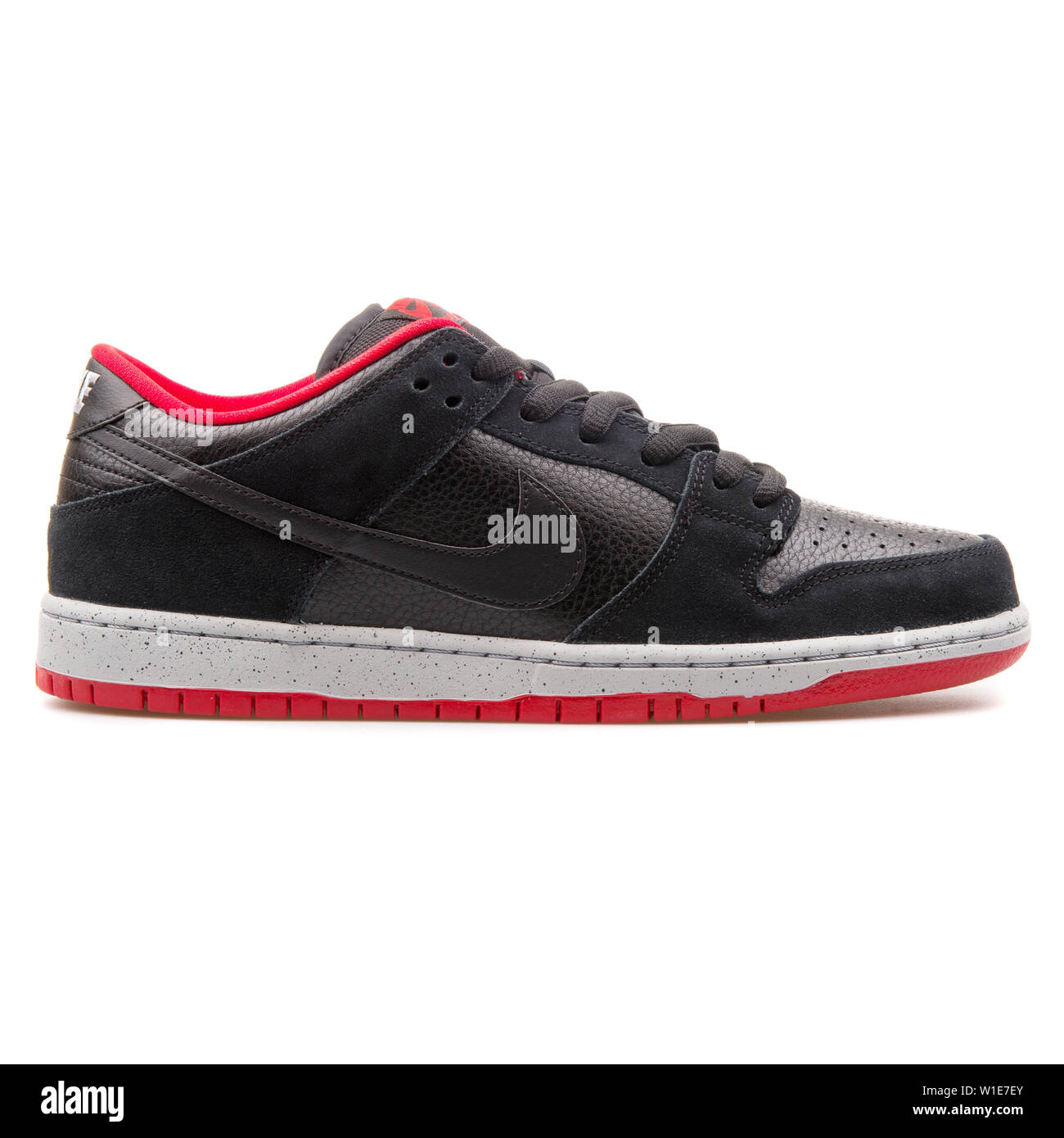 Viena, Austria - Agosto 25, 2017: Nike Dunk Low Pro SB negro, gris y rojo  sobre fondo blanco de zapatillas Fotografía de stock - Alamy