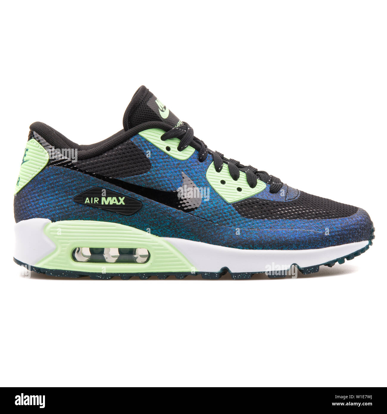 Viena, Austria - Agosto 25, 2017: Nike Air Max 90 HYP WC QS negro y verde  azulado de zapatillas sobre fondo blanco Fotografía de stock - Alamy