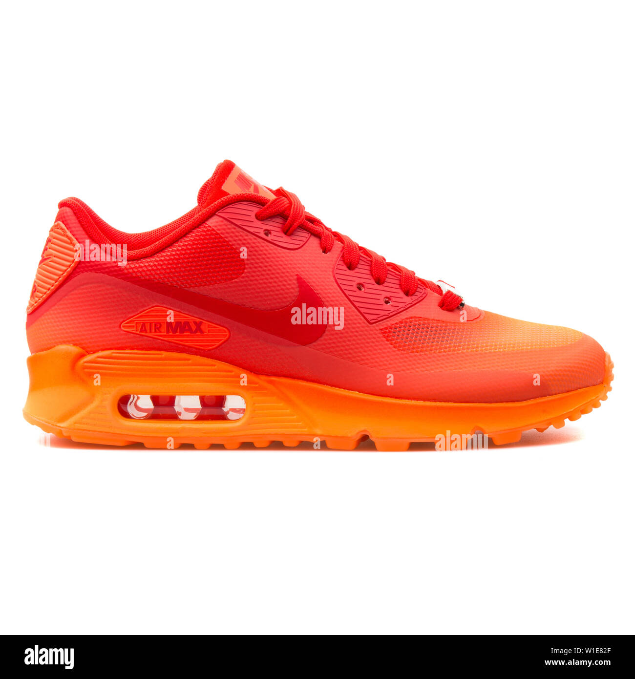 Viena, Austria - Agosto 25, 2017: Nike Air Max 90 Hyp QS zapatilla naranja  y rojo sobre fondo blanco Fotografía de stock - Alamy