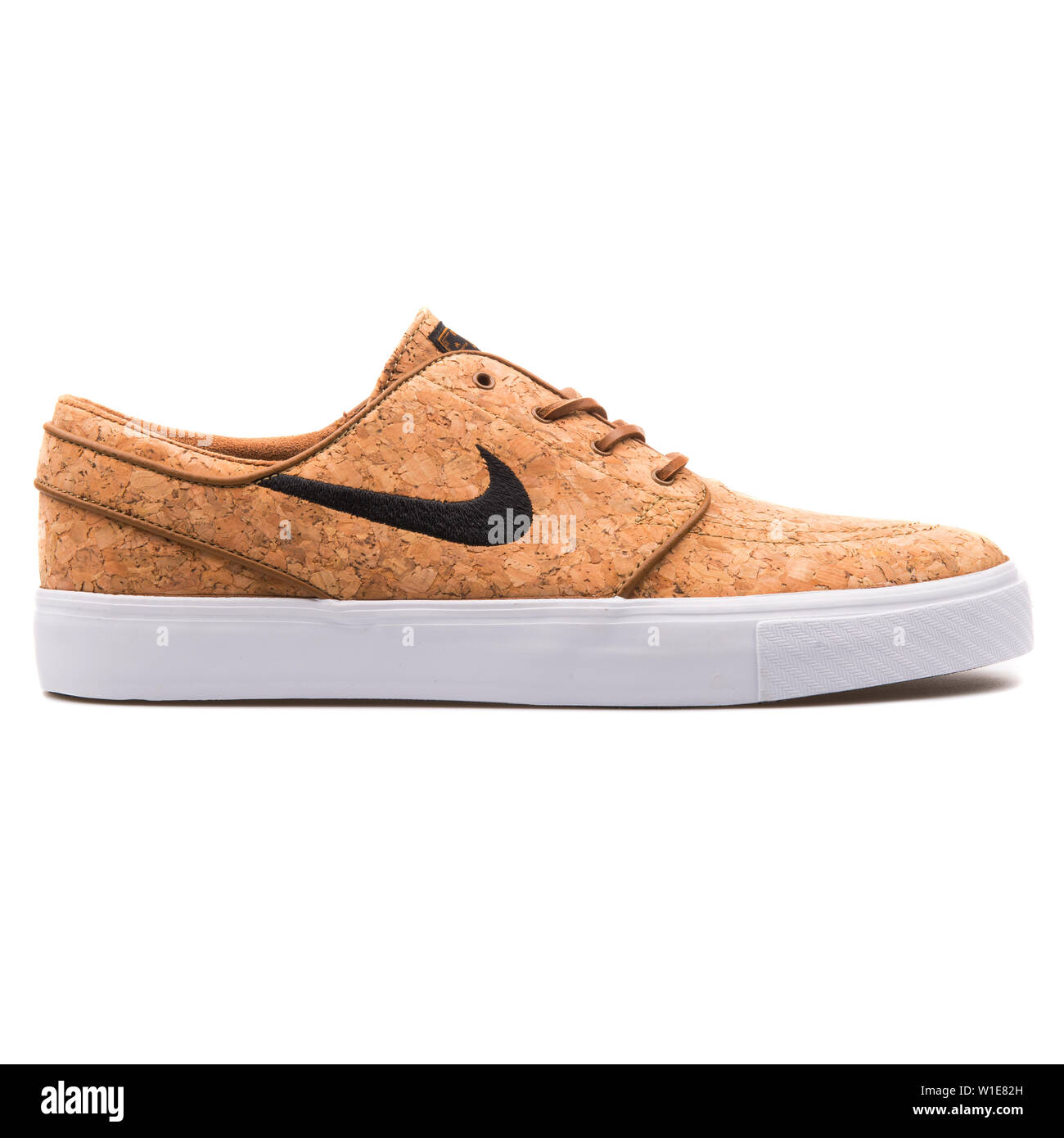 Viena, Austria - Agosto 25, 2017: Nike Zoom Stefan Janoski Elite zapatilla  de corcho sobre fondo blanco Fotografía de stock - Alamy