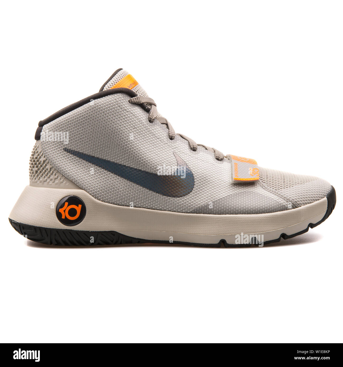 Viena, Austria - Agosto 25, 2017: Nike KD Trey 5 3 zapatillas de color gris  claro sobre fondo blanco Fotografía de stock - Alamy